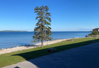 Days Inn & Suites by Wyndham St. Ignace Lakefront has Balcony rooms