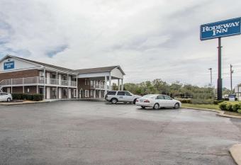 Rodeway Inn has Smoking rooms