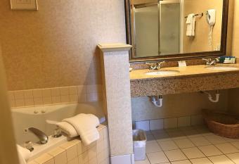 Best Western Plus Revere Inn & Suites has rooms with a private hot tub