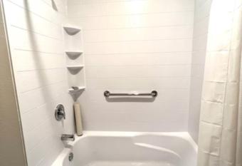 Lighthouse Suites Inn has rooms with a private hot tub