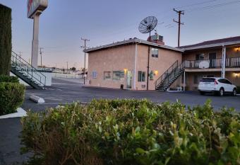 Star Inn On Route 66, Barstow allows 18 year olds to book a room