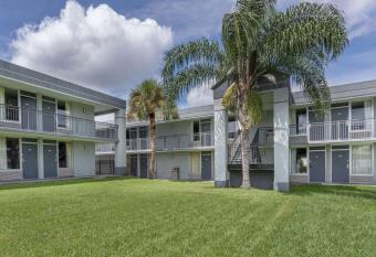 Super 8 by Wyndham Ocala I-75 has Smoking rooms
