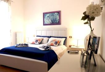 Sea Garden - Gallipoli has rooms with a private hot tub