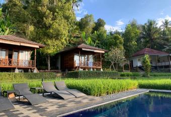 Bali De Pardis Cottage allows 18 year olds to book a room