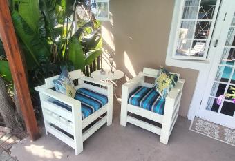 Paradise in the City Cottage Two allows 18 year olds to book a room