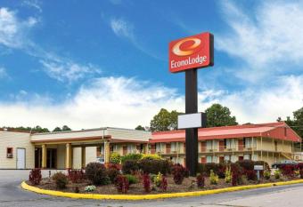 Econo Lodge Petersburg - Fort Lee has Smoking rooms