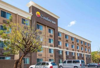 Comfort Inn Chula Vista San Diego South has rooms with a private hot tub