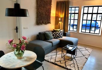 Appartement de Oude School allows 18 year olds to book a room