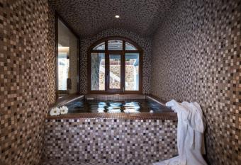 Marvarit Suites has rooms with a private hot tub