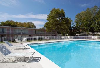 Howard Johnson by Wyndham Albany has Smoking rooms