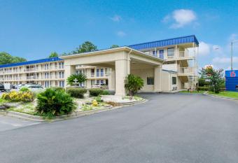 Motel 6 Savannah Airport - Pooler has Smoking rooms