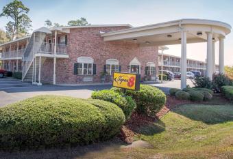 Super 8 by Wyndham West Monroe has Smoking rooms