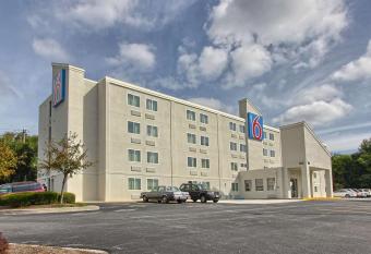 Motel 6 York North has Smoking rooms