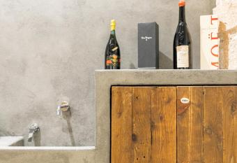 Casa Teia, Exclusive Loft in Ortigia allows 18 year olds to book a room