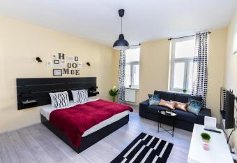 Radiant Premium Apartments - F  nfhaus allows 18 year olds to book a room