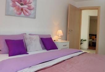 Apartman Sofia has Balcony rooms