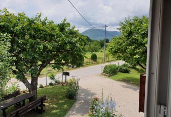 Apartman Laura has Balcony rooms