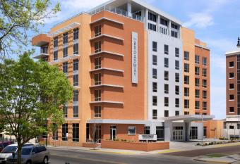 The Broadway Columbia - a DoubleTree by Hilton has rooms with a private hot tub