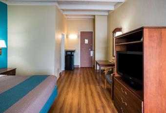 Motel 6-Philadelphia, PA - Northeast has rooms with a private hot tub