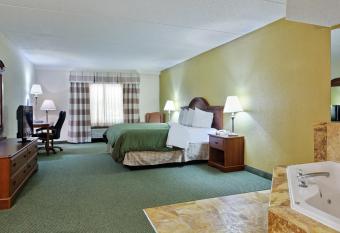 Country Inn & Suites Charlotte University Plc has rooms with a private hot tub