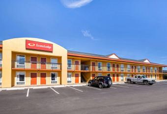 Econo Lodge has Smoking rooms