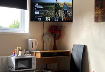 Quiet, spacious double bedroom! allows 18 year olds to book a room