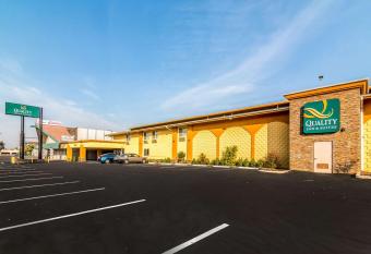 Quality Inn & Suites near Downtown Bakersfield has Smoking/Balcony rooms