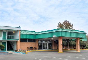 Super 8 by Wyndham Hope has Smoking rooms