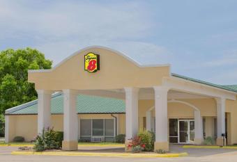 Super 8 Brinkley has Smoking rooms