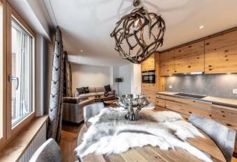 Unique Alpic style apartment in the heart of Davos has Balcony rooms