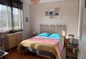 Manur  va - Chambre d h  te en coeur de ville has Balcony rooms