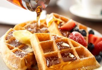 Country Inn & Suites by Radisson, Grand Forks, ND has rooms with a private hot tub