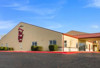 Red Roof Inn Temple allows 18 year olds to book a room