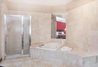 Ramada by Wyndham Hammond Hotel & Conference Center has rooms with a private hot tub
