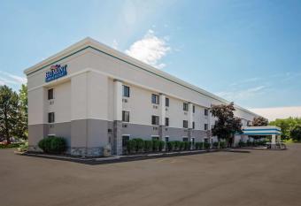 Baymont by Wyndham Detroit Airport/Romulus allows 18 year olds to book a room