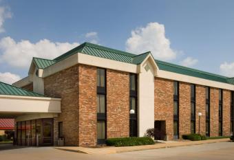 Wingate by Wyndham St. Louis/Fenton Route 66 allows 18 year olds to book a room