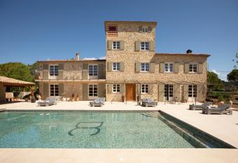 Domaine De La Chapelle allows 18 year olds to book a room