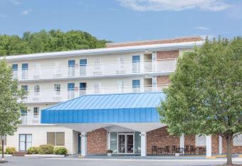 Howard Johnson by Wyndham Staunton has Smoking rooms