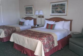 Best Western Plus A Wayfarer's Inn and Suites has rooms with a private hot tub