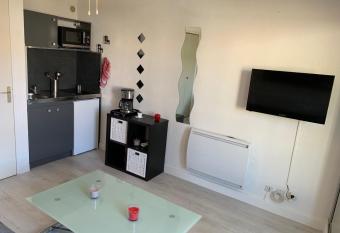 Studio cabine au Grau du roi    3min    pied de la plage has Balcony rooms