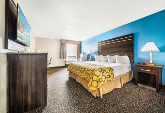 Baymont by Wyndham Muncie Near Ball State University has rooms with a private hot tub