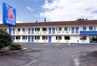 Motel 6 Ontario Or has Smoking rooms