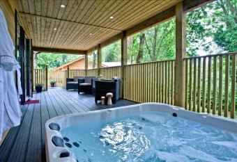 Cedar Lodge, South View Lodges, Exeter has rooms with a private hot tub