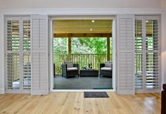 Oak Lodge, South View Lodges, Exeter has rooms with a private hot tub