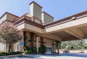 Travelodge by Wyndham Sylmar CA allows 18 year olds to book a room