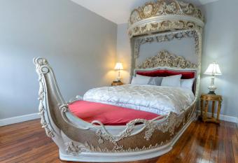 Oak Tree Hotel has Balcony rooms