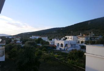 Flisvos House has rooms with a private hot tub