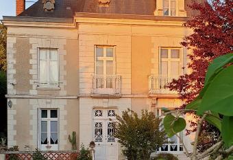 LA MAISON LEONARD allows 18 year olds to book a room