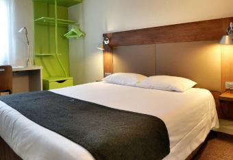 Campanile Paris Ouest - Chaville allows 18 year olds to book a room