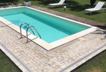 camera con giardino e piscina allows 18 year olds to book a room